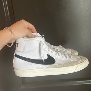 NIKE BLAZERS SIZE 10